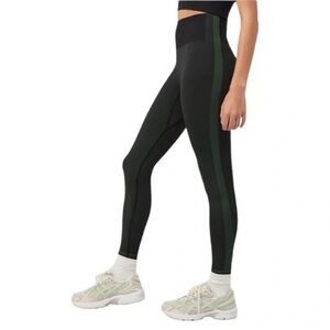 Outdoor Voices Seamless Smooth 7/8 Leggings in Black/Evergreen